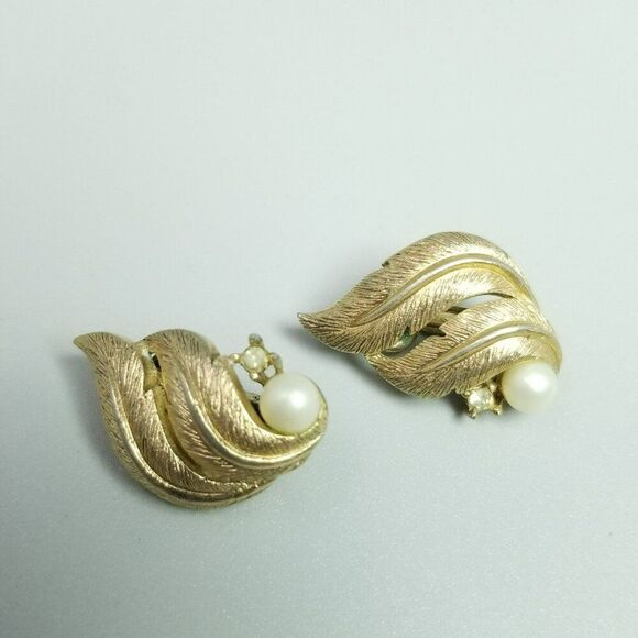 Vintage Crown Trifari Gold Tone Faux Pearl Clip On Earrings Retro Estate, Signed - Picture 2 of 7